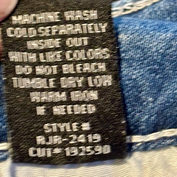 ⭐️Fire & Rain Y2K Style Light Wash Back Pockets Cross Rhinestone Accents Jeans⭐️ - Picture 8 of 9